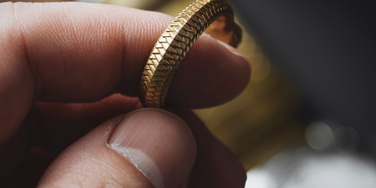 Detalle de una pieza de oro durante su examinación