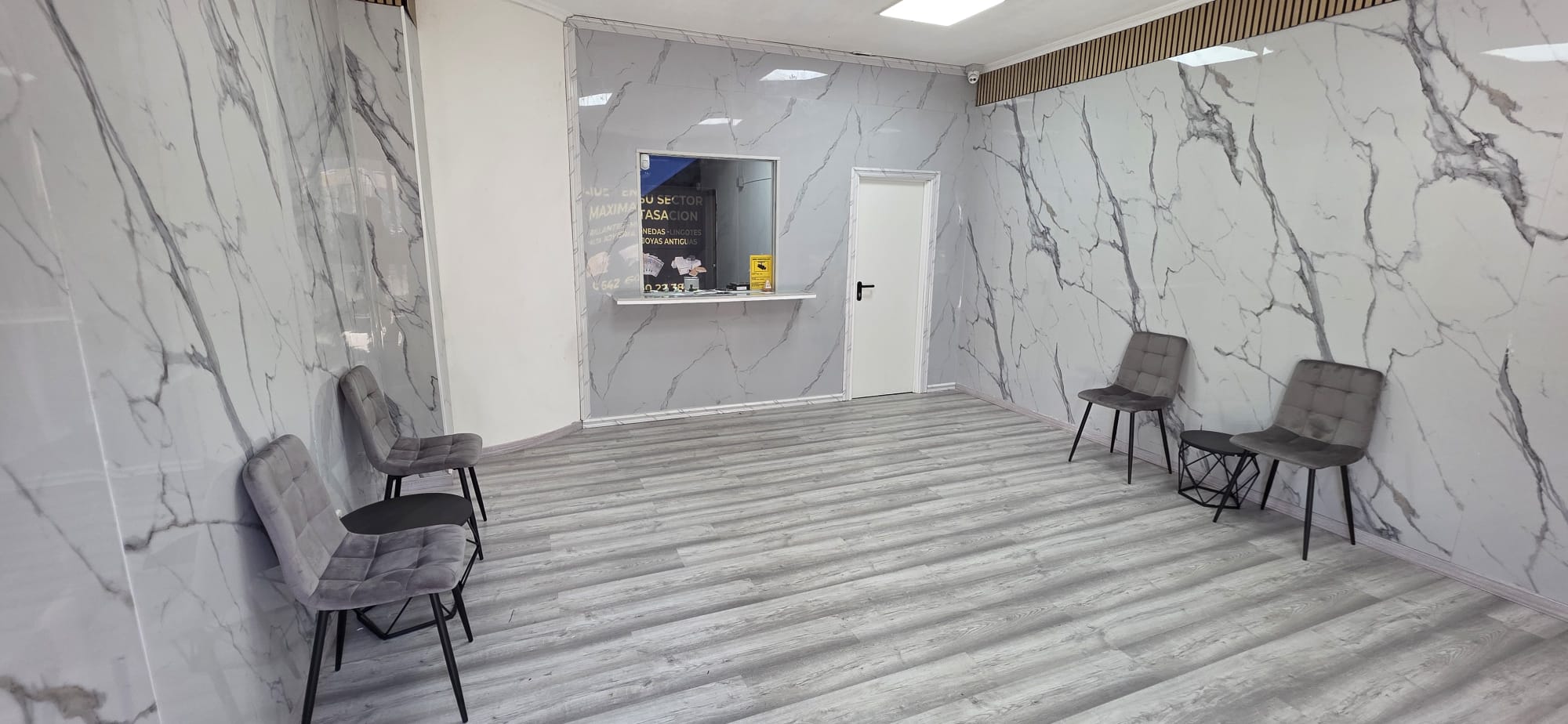 Interior de Compro Oro Azuqueca: zona de espera y ventanilla de tasación