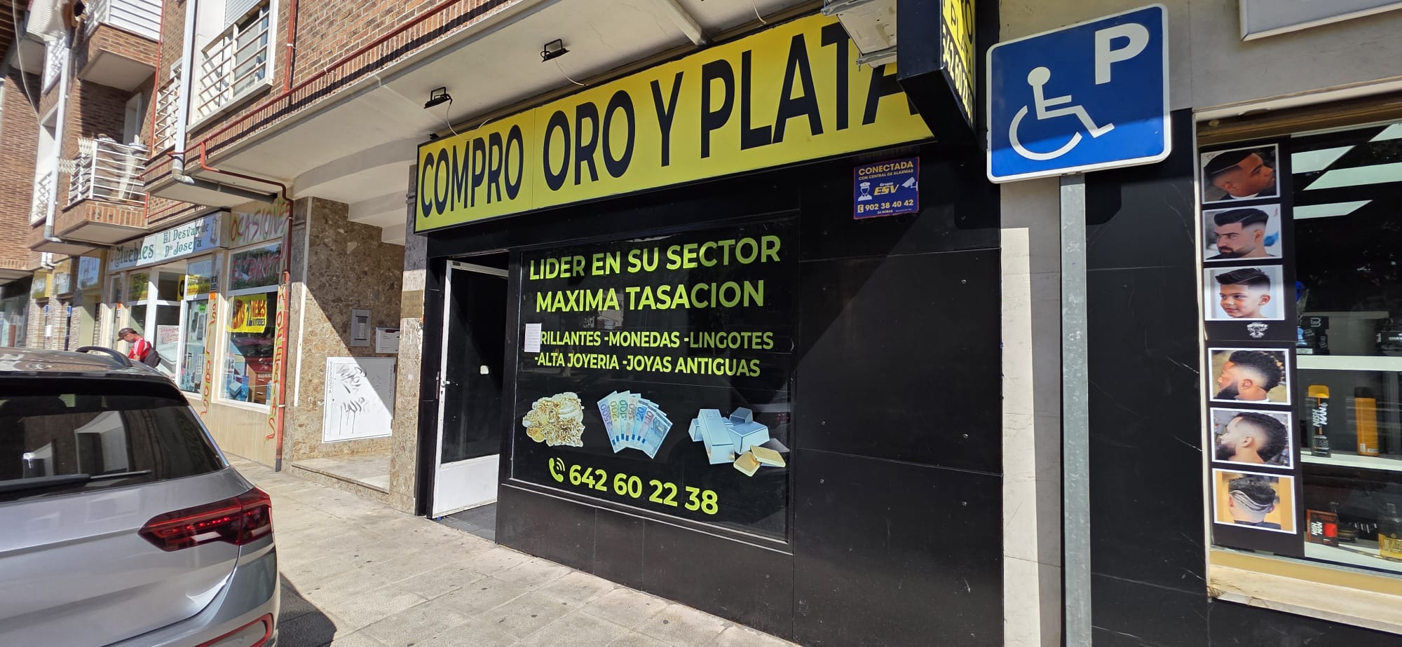 Fachada de Compro Oro Azuqueca en el Bulevar de las Acacias